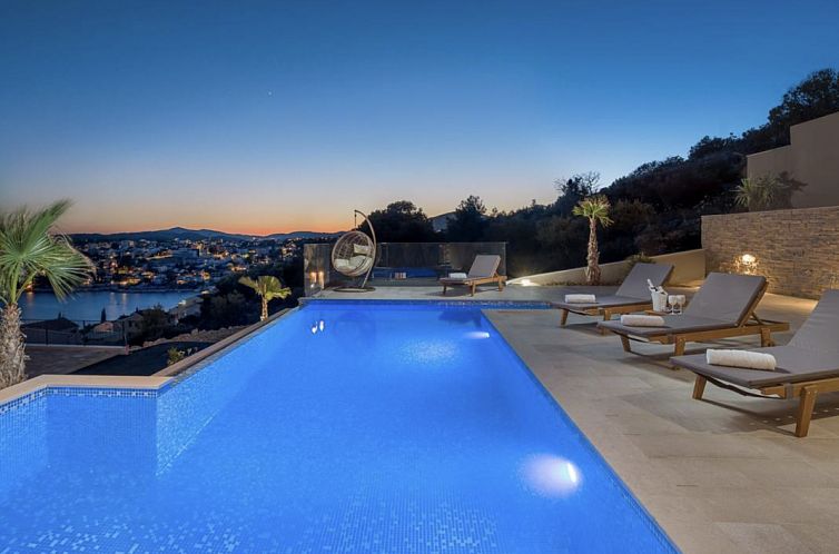 Vrijstaande woning in Okrug Gornji