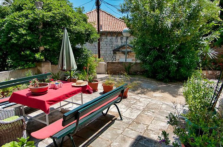 Guest house 1030632 - Apartment Dalmatia - Appartement Wohnung im Herzen des Parks Gradac neben der Old