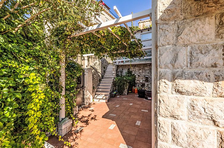 Appartement Nette Ferienwohnung in Pile mit Terrasse und Gar