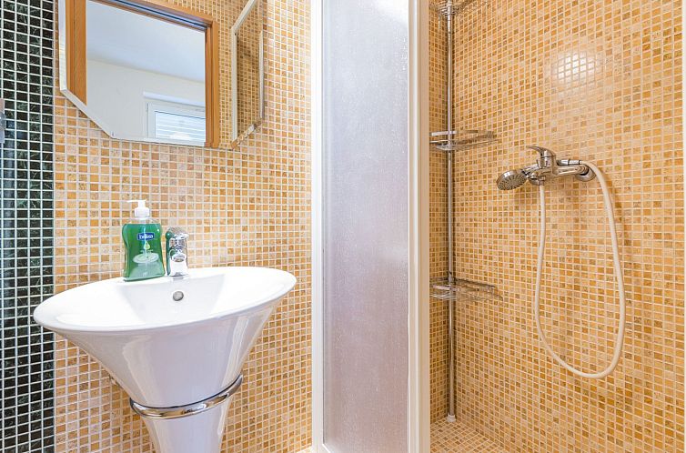 Appartement Nette Ferienwohnung in Pile mit Terrasse und Gar