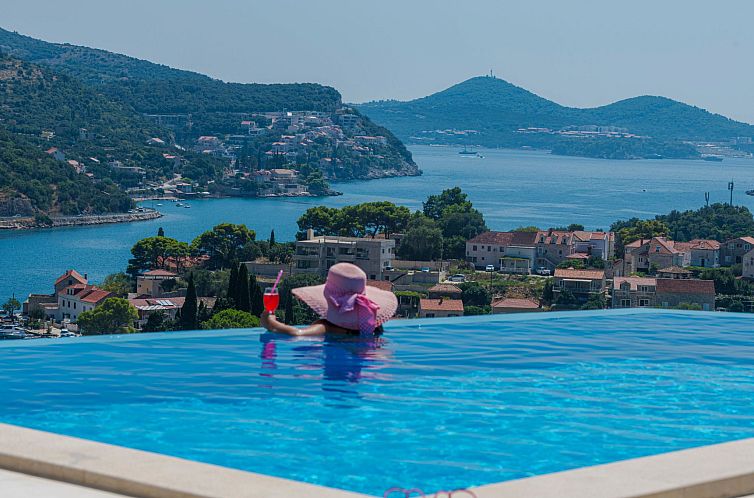 Vakantiehuis Moderne Villa mit Infinity-Pool und atemberaube