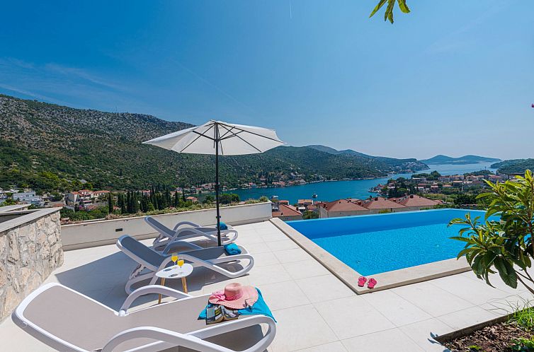 Vakantiehuis Moderne Villa mit Infinity-Pool und atemberaube