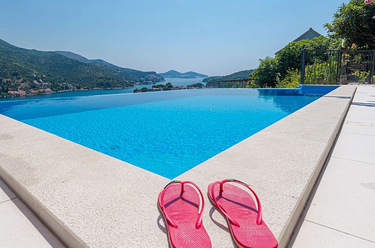 Vakantiehuis Moderne Villa mit Infinity-Pool und atemberaube