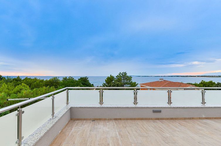 Vakantiehuis Villa mit Dachterrasse und Pool - Agentur TA Le