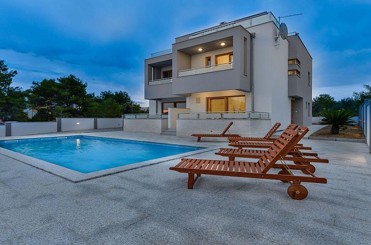 Vakantiehuis Villa mit Dachterrasse und Pool - Agentur TA Le