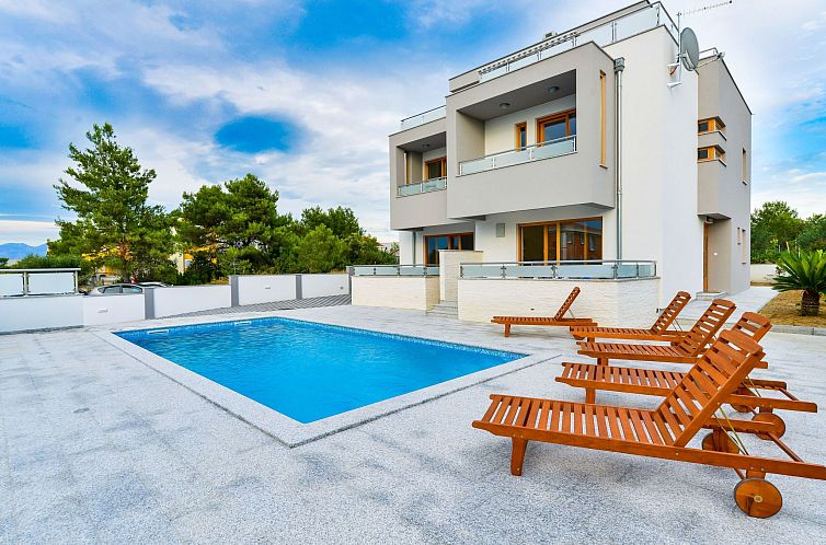 Vakantiehuis Villa mit Dachterrasse und Pool - Agentur TA Le