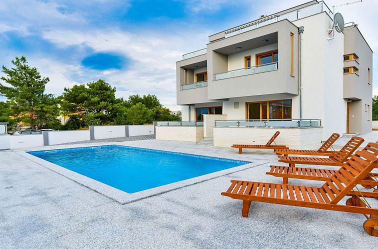 Vakantiehuis Villa mit Dachterrasse und Pool - Agentur TA Le