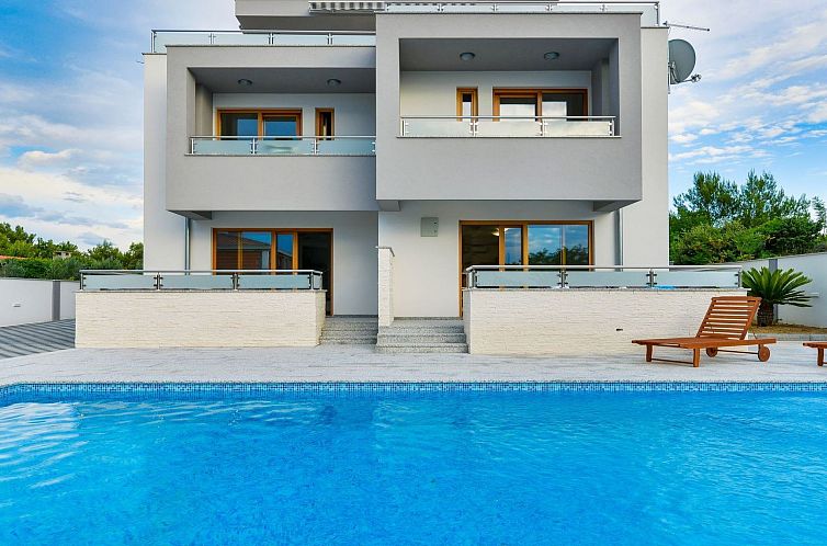 Vakantiehuis Villa mit Dachterrasse und Pool - Agentur TA Le