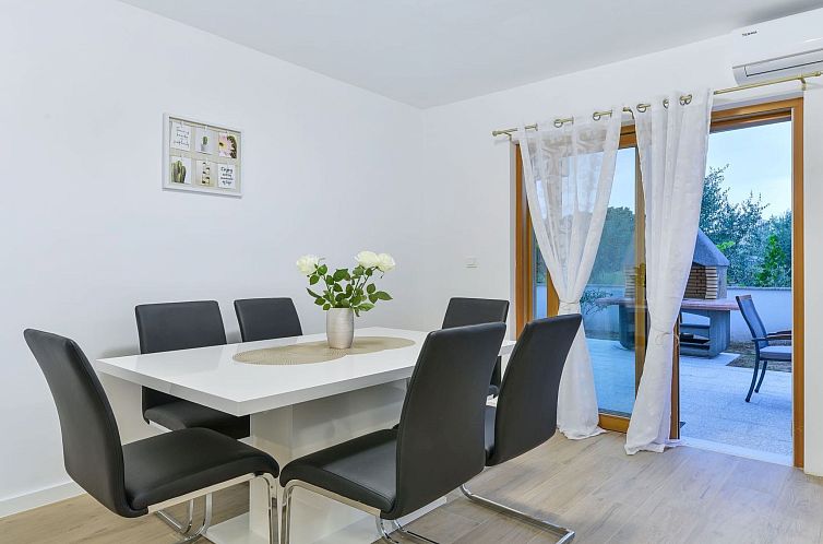 Vakantiehuis Villa mit Dachterrasse und Pool - Agentur TA Le