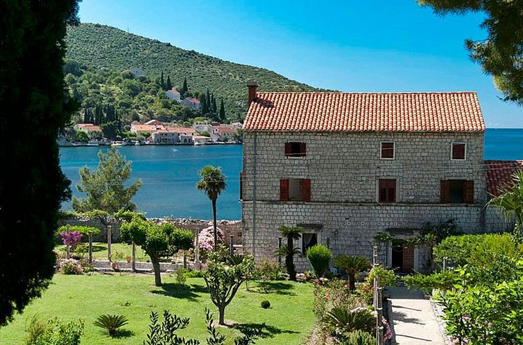 Vakantiehuis Privatzimmer im Schloss Seefront Zamagna, Mali 