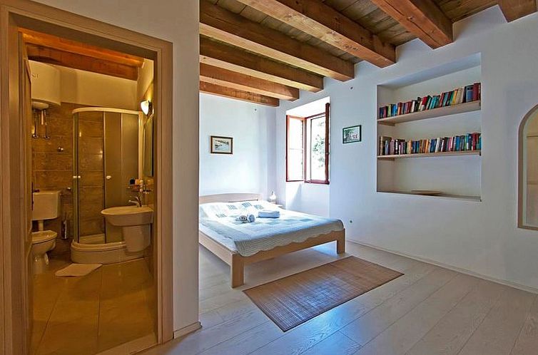 Vakantiehuis Privatzimmer im Schloss Seefront Zamagna, Mali 