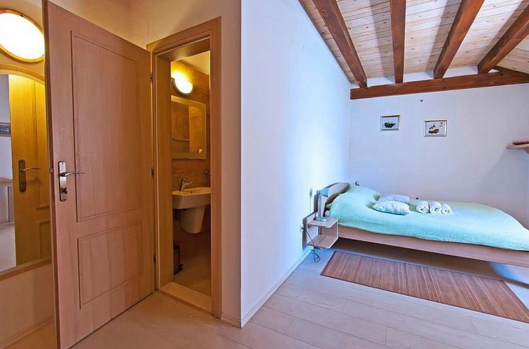 Vakantiehuis Privatzimmer im Schloss Seefront Zamagna, Mali 