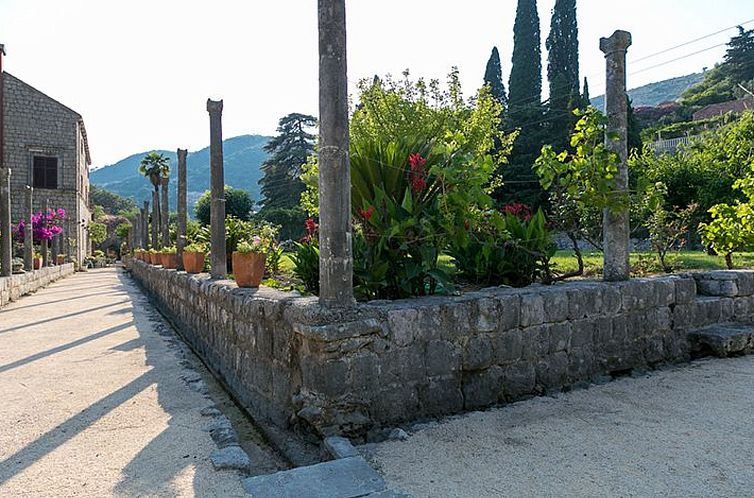 Vakantiehuis Privatzimmer im Schloss Seefront Zamagna, Mali 