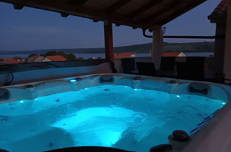Guest house 10310201 - Holiday property Dalmatia - Vakantiehuis Jacuzzi Haus