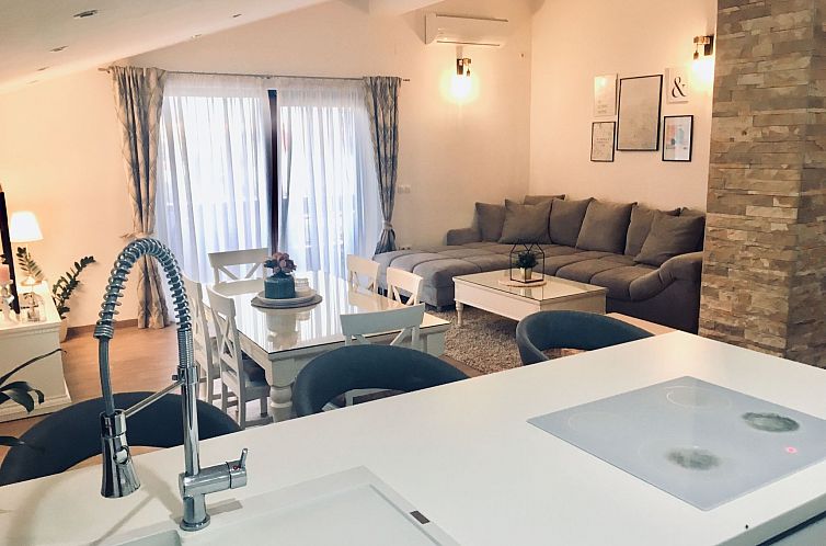 Vakantiehuis Angenehmes Haus in Posedarje mit großem Garten