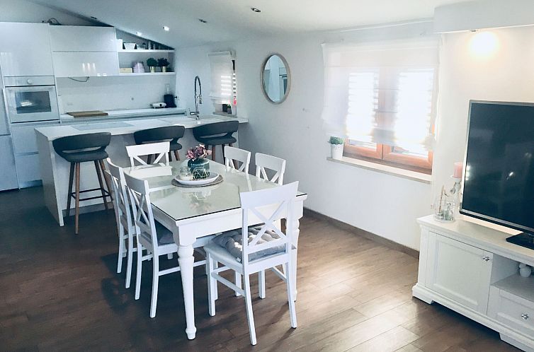 Vakantiehuis Angenehmes Haus in Posedarje mit großem Garten