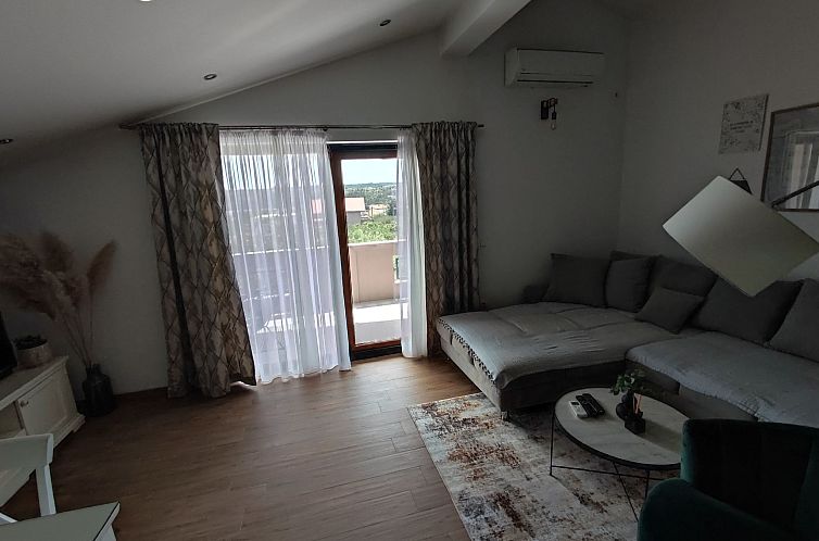 Vakantiehuis Angenehmes Haus in Posedarje mit großem Garten