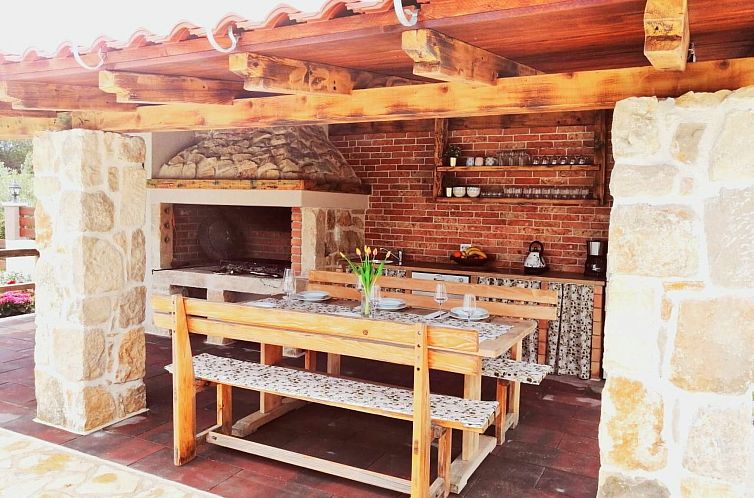 Vakantiehuis Angenehmes Haus in Posedarje mit großem Garten