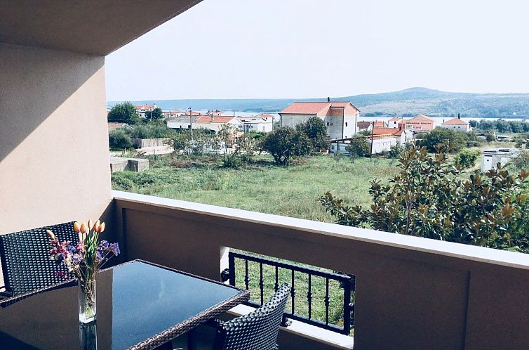 Vakantiehuis Angenehmes Haus in Posedarje mit großem Garten