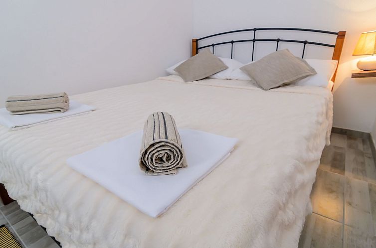 Vakantiehuis in Posedarje mit großem Garten