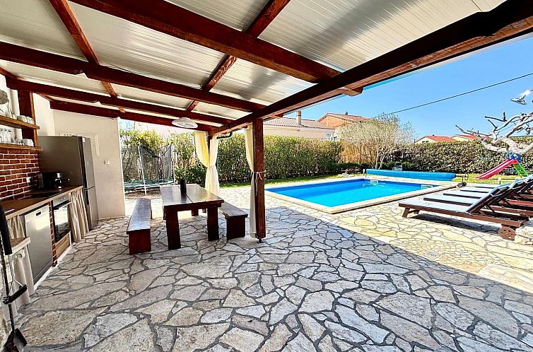Vakantiehuis in Posedarje mit großem Garten