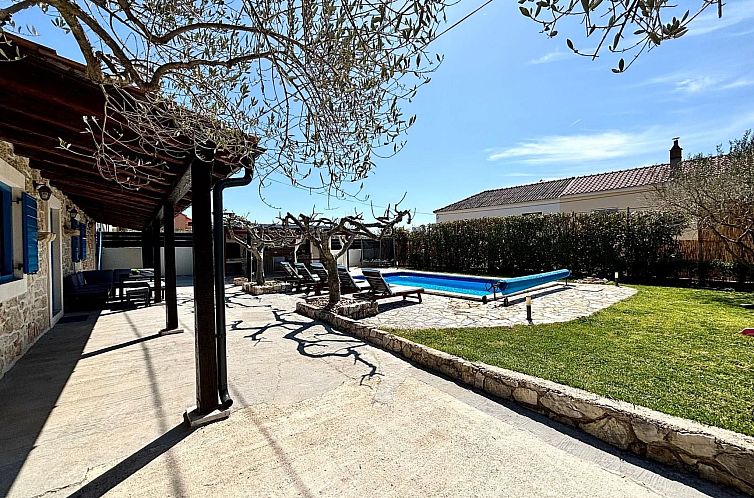 Vakantiehuis in Posedarje mit großem Garten