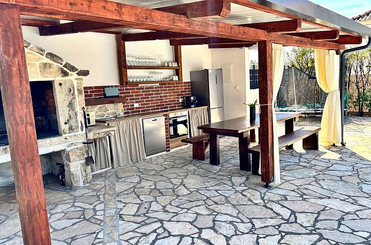 Vakantiehuis in Posedarje mit großem Garten