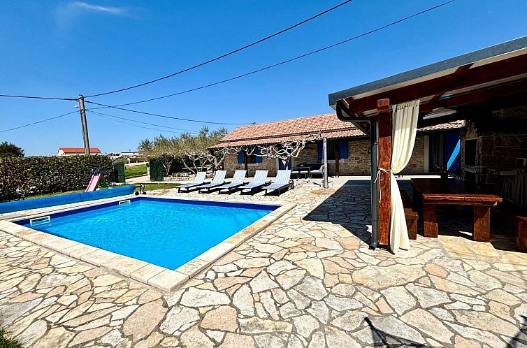 Vakantiehuis in Posedarje mit großem Garten