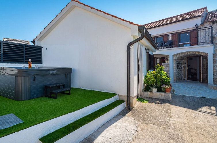 Unterkunft 10310206 - Ferienhaus Dalmatien - Vakantiehuis mit Jacuzzi-TA Leut Agency