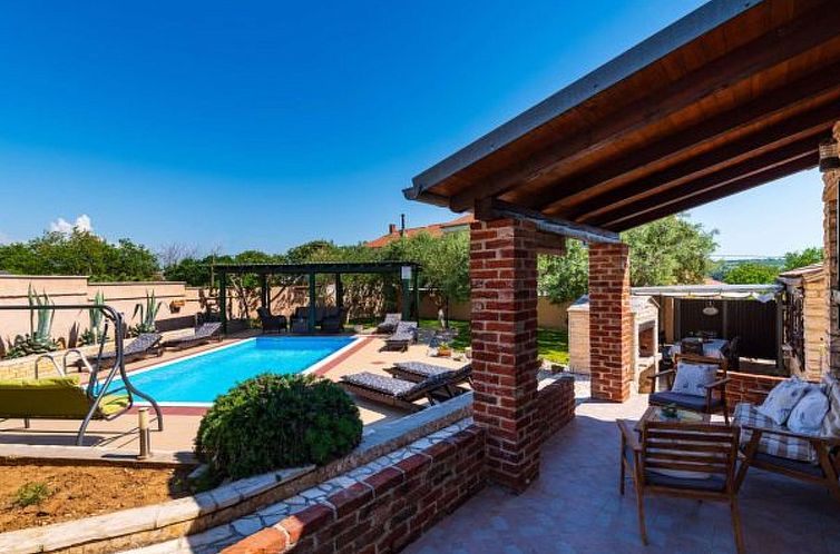 Vakantiehuis Stone villa Tea with pool