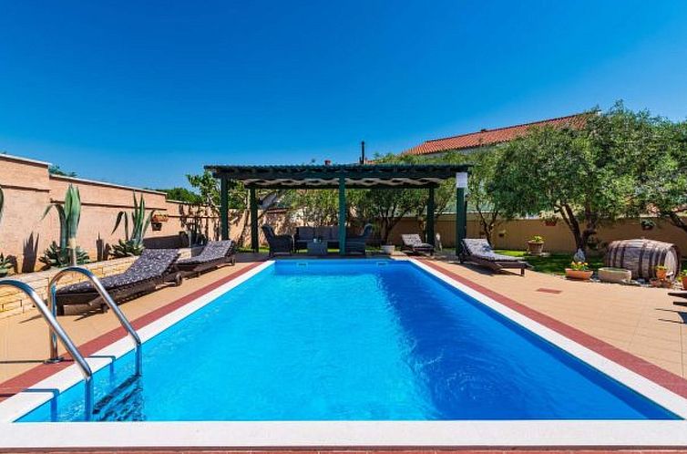 Vakantiehuis Stone villa Tea with pool