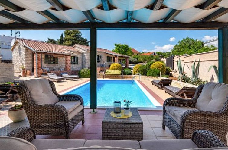 Vakantiehuis Stone villa Tea with pool