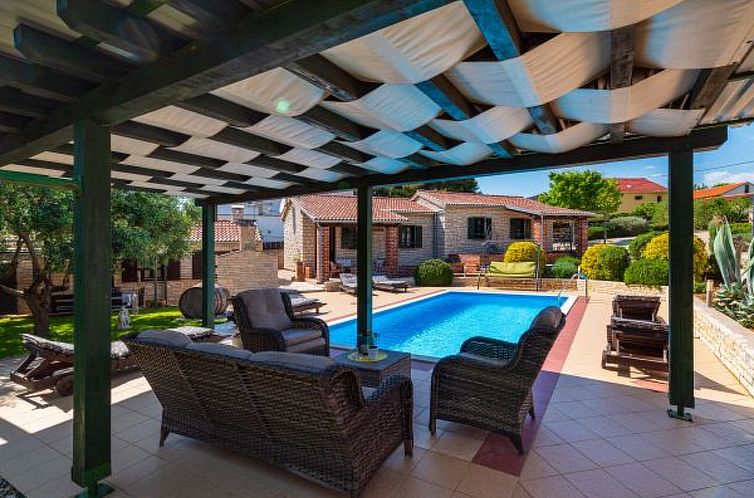 Vakantiehuis Stone villa Tea with pool