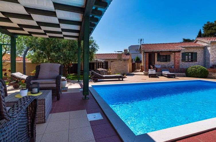 Vakantiehuis Stone villa Tea with pool