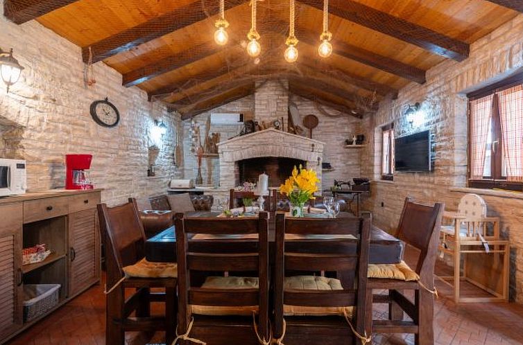 Vakantiehuis Stone villa Tea with pool