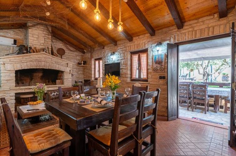 Vakantiehuis Stone villa Tea with pool