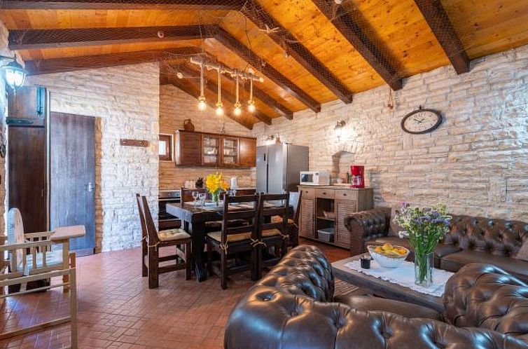 Vakantiehuis Stone villa Tea with pool