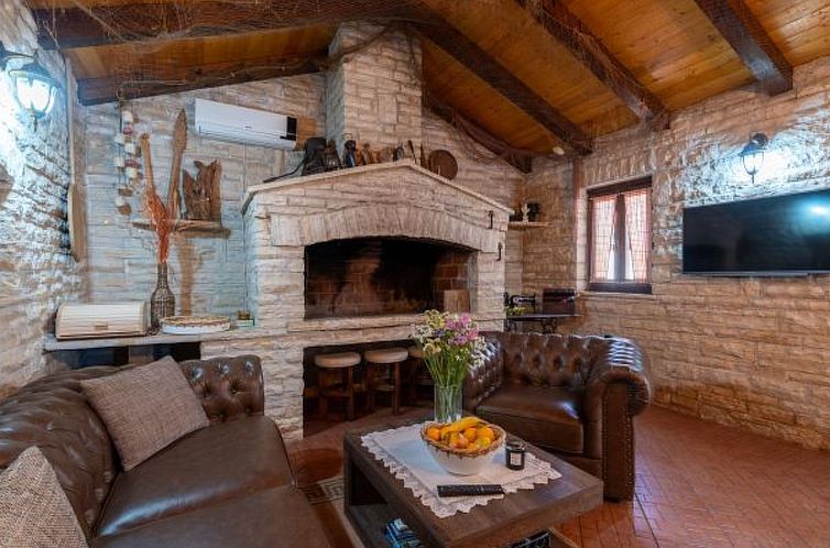 Vakantiehuis Stone villa Tea with pool