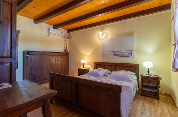 Vakantiehuis Stone villa Tea with pool