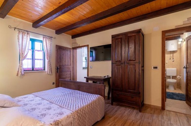 Vakantiehuis Stone villa Tea with pool