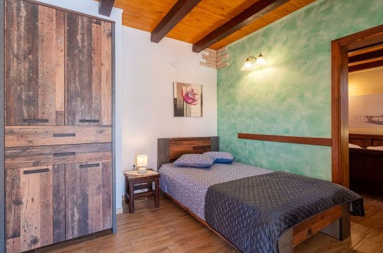 Vakantiehuis Stone villa Tea with pool