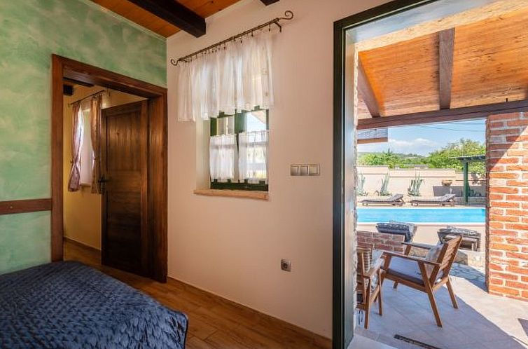 Vakantiehuis Stone villa Tea with pool