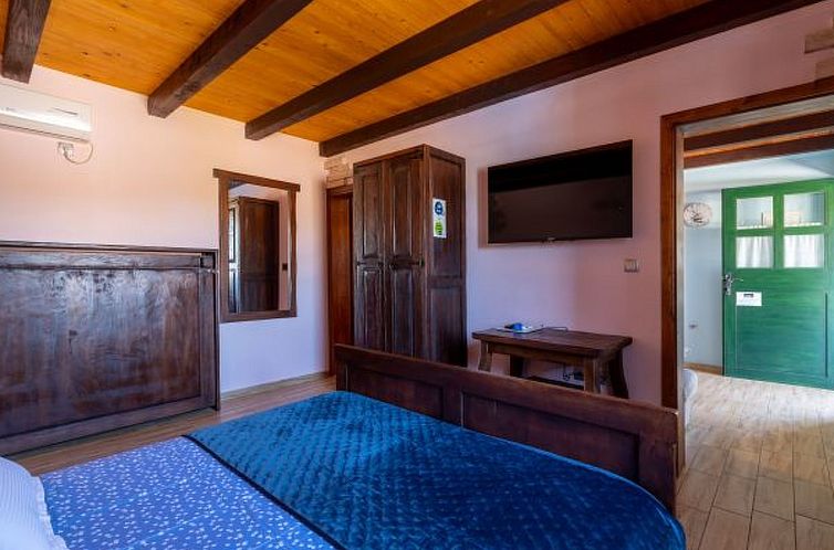 Vakantiehuis Stone villa Tea with pool