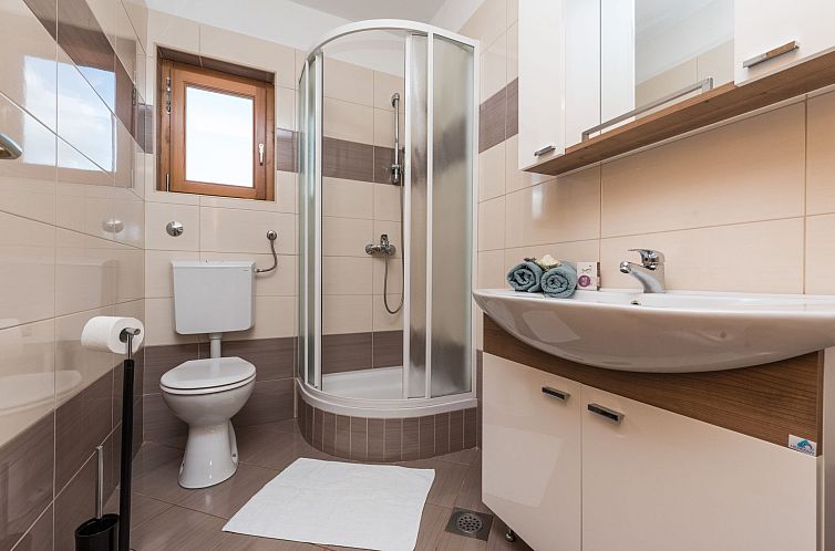 Vakantiehuis Modernes Ferienhaus Robinson in Dobropoljana