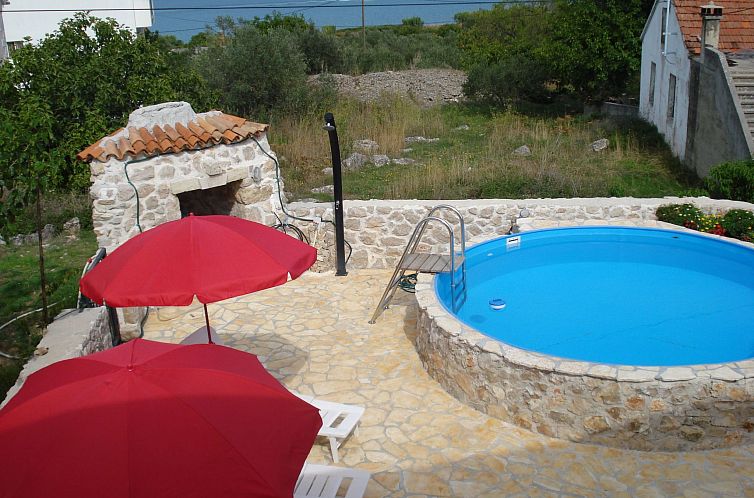 Vakantiehuis in Dobropoljana mit Privatem Pool