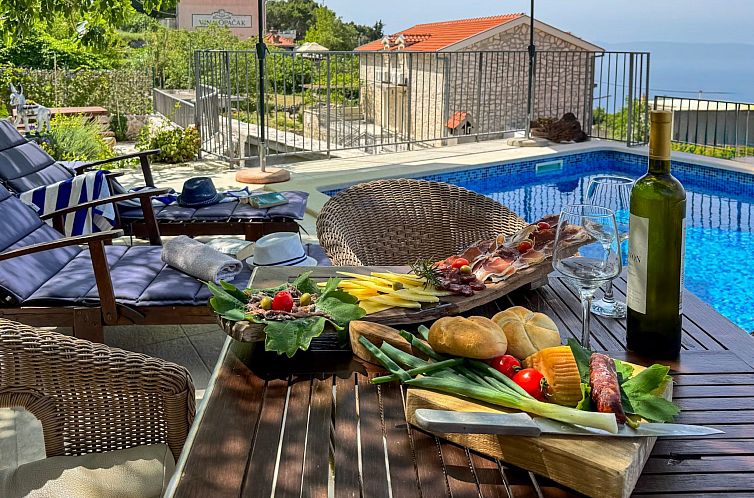 Vakantiehuis Charmantes Steinhaus mit Pool und Meerblick