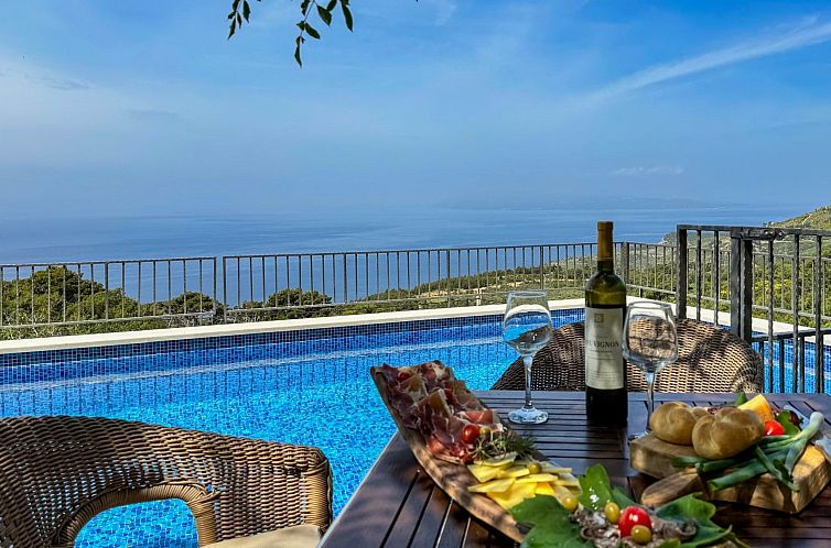 Vakantiehuis Charmantes Steinhaus mit Pool und Meerblick