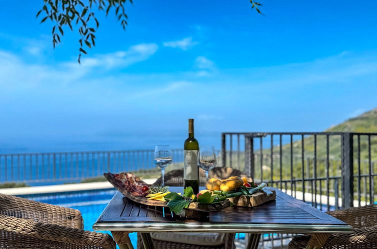 Vakantiehuis Charmantes Steinhaus mit Pool und Meerblick
