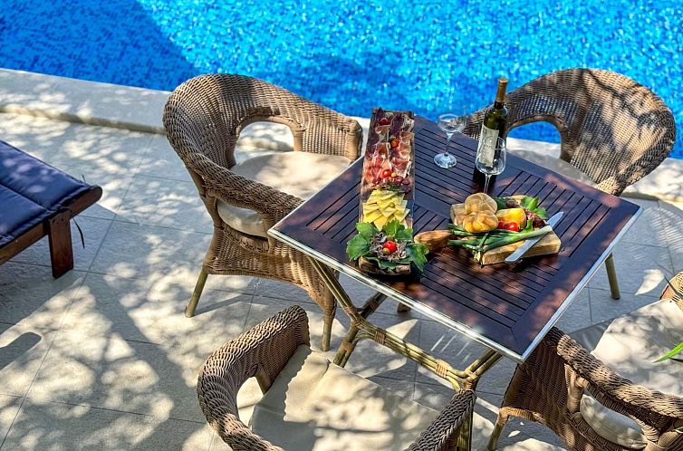 Vakantiehuis Charmantes Steinhaus mit Pool und Meerblick