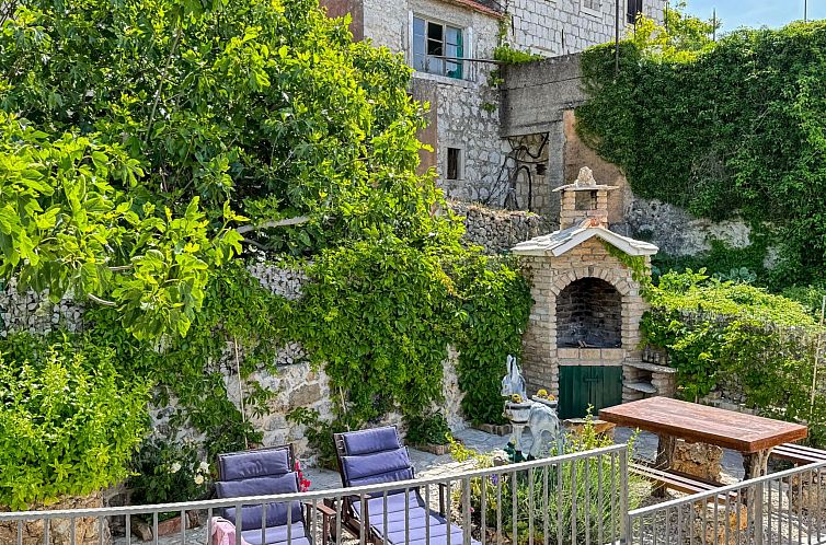 Vakantiehuis Charmantes Steinhaus mit Pool und Meerblick